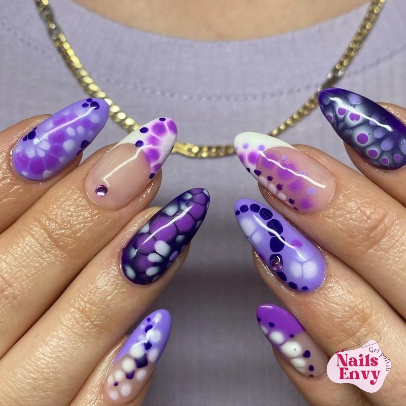 Purple blooming gel nails display a unique artistry Purple blooming gel nails display a unique artistry