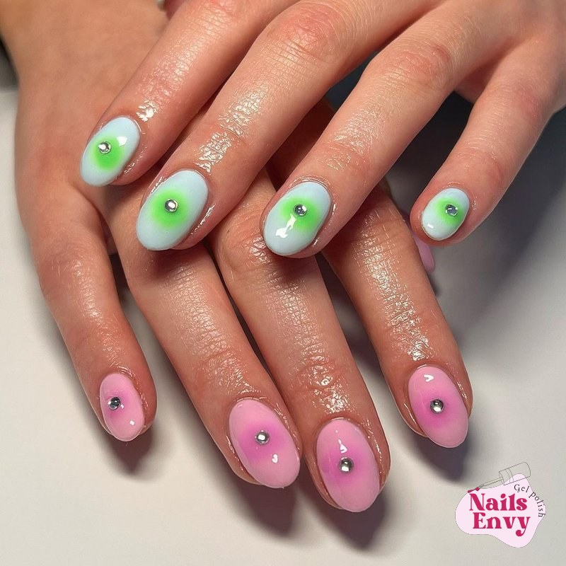 Simple aura blooming gel nail art creates unique patterns Simple aura blooming gel nail art creates unique patterns