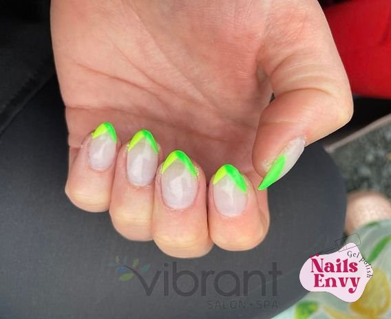The Great Manicure Debate: Gel Nails vs Regular Polish Explored